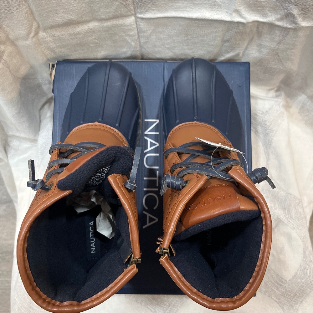 Women’s Sz 10 winter boot. New